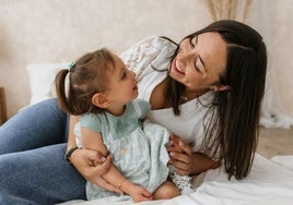 Cris cruza su mirada con la de su hija Inma, que quizá nunca se pueda expresar con palabras.