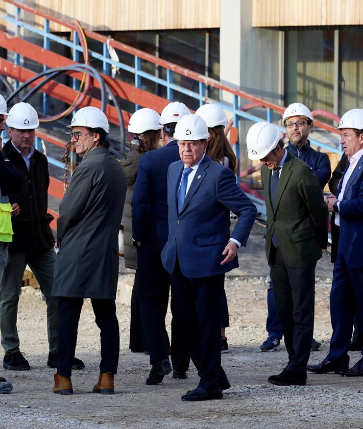 Imagen secundaria 2 - Arriba, la comitiva municipal en la pista multiusos del Palacio de los Deportes de Oviedo; a la izquierda, la zona exterior del edificio, aún en obras; y a la derecha, Alfredo Canteli (centro) junto al resto de asistentes a la visita.