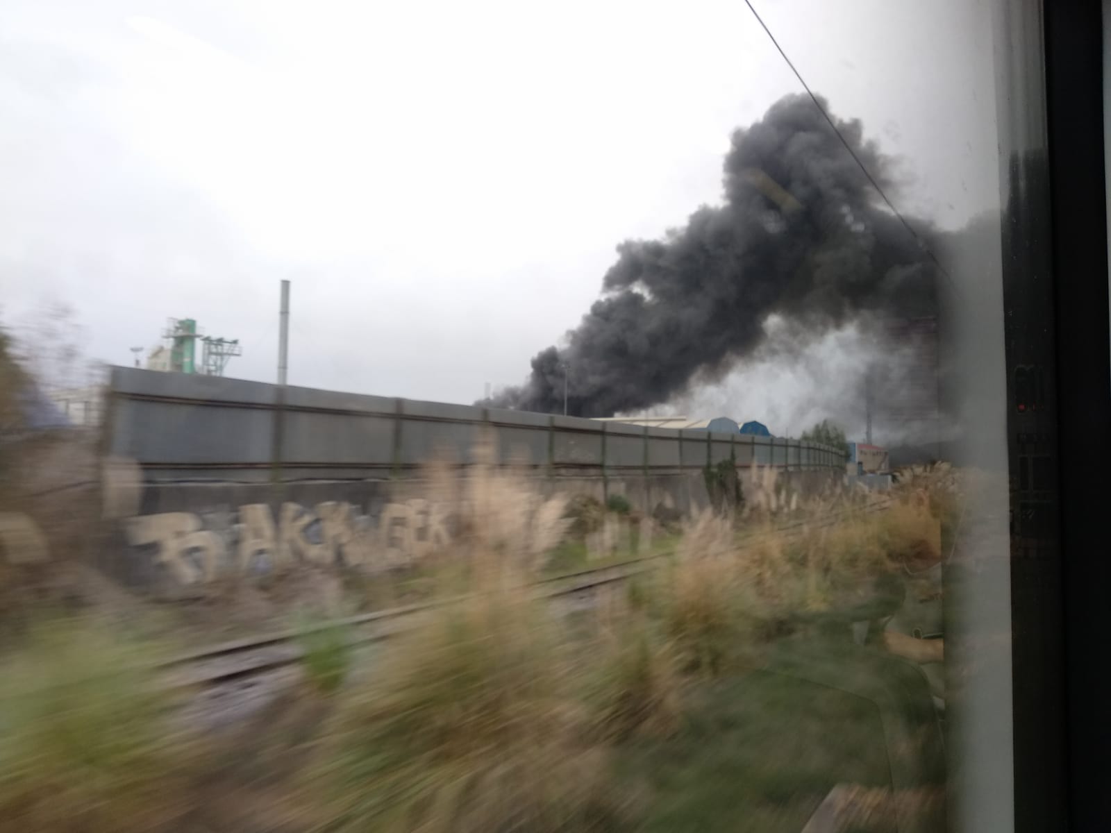 Así ha sido el pavoroso incendio en Silvota que ha calcinado dos empresas