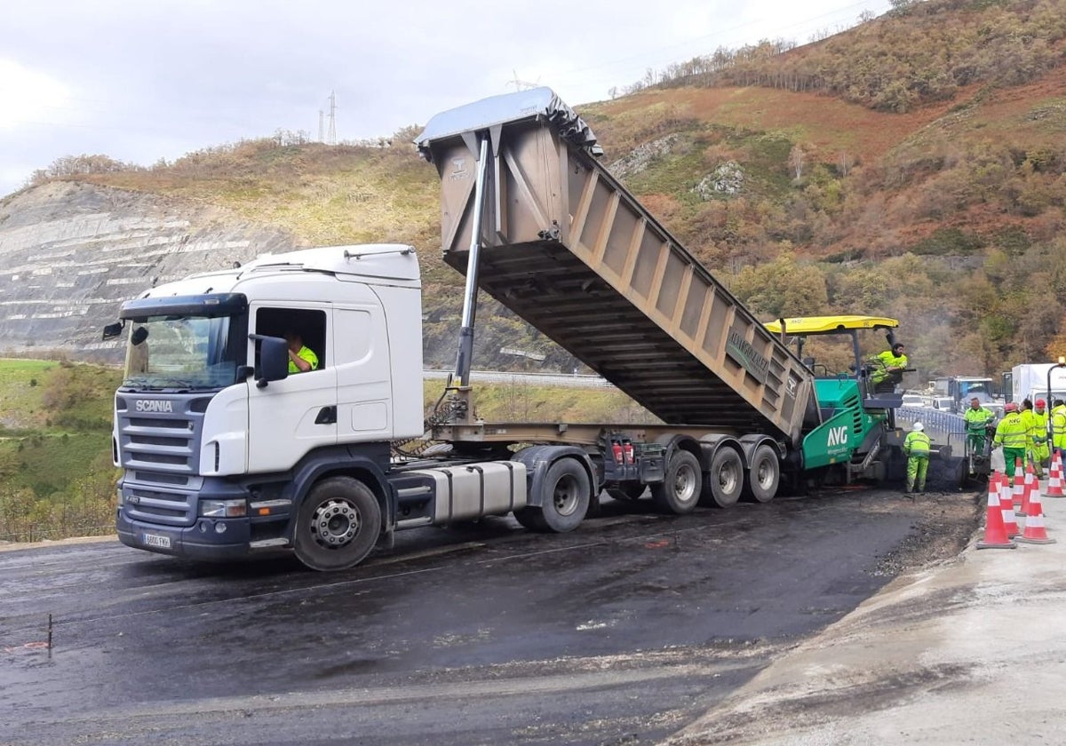Aucalsa empieza a asfaltar el 'bypass' que reabrirá el Huerna y Puente anticipa que no estará listo hasta la semana que viene