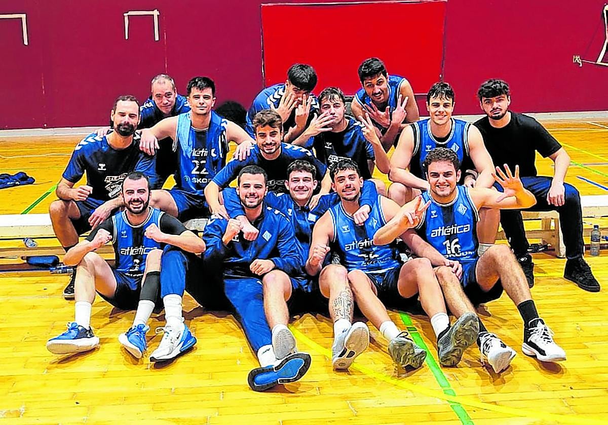 Los jugadores de la Atlética Avilesina celebran la séptima victoria.
