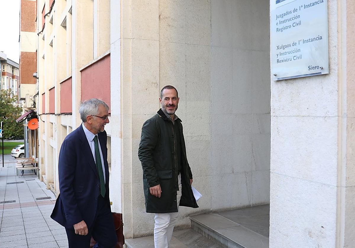El alcalde de Siero a las puertas de los juzgados, acompañado de su abogado Luis Tuero.