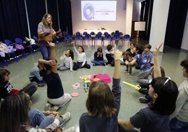 Un grupo de escolares en un taller de interpretación con Ángela Tejedor en el marco del Festival de Cine de Gijón (FICX).