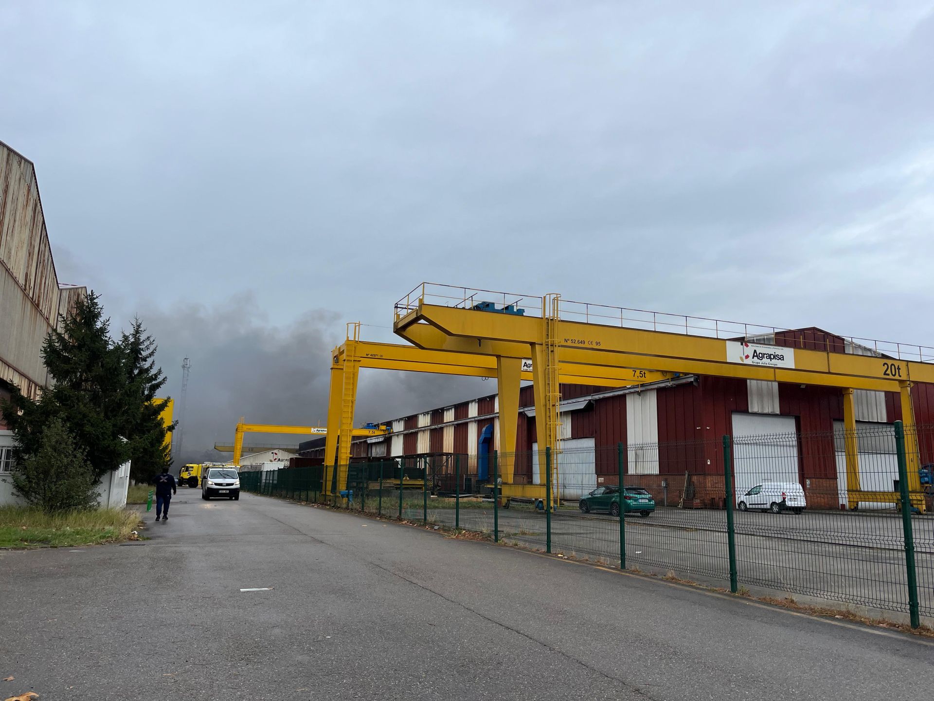 Así ha sido el pavoroso incendio en Silvota que ha calcinado dos empresas