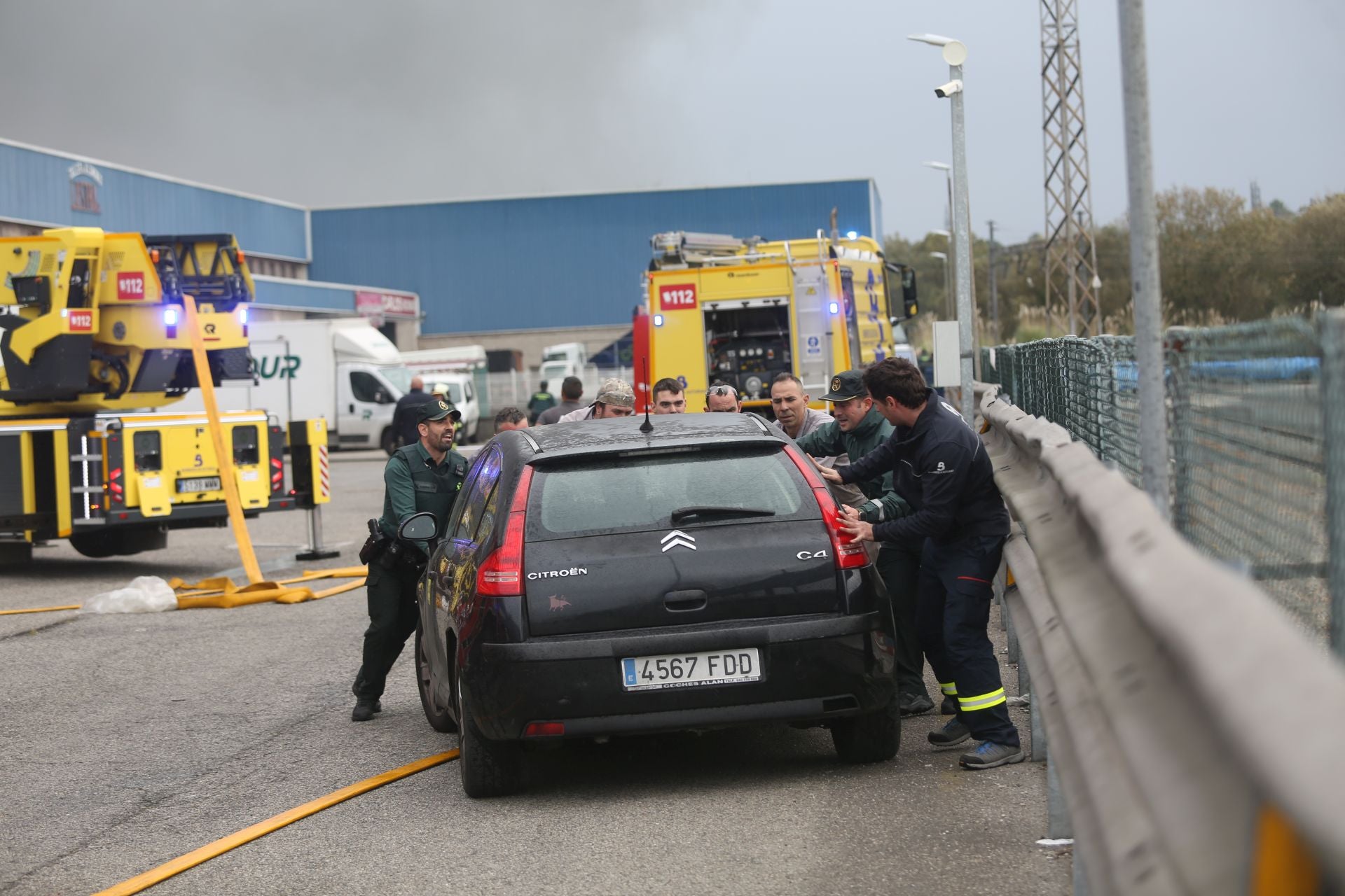 Así ha sido el pavoroso incendio en Silvota que ha calcinado dos empresas