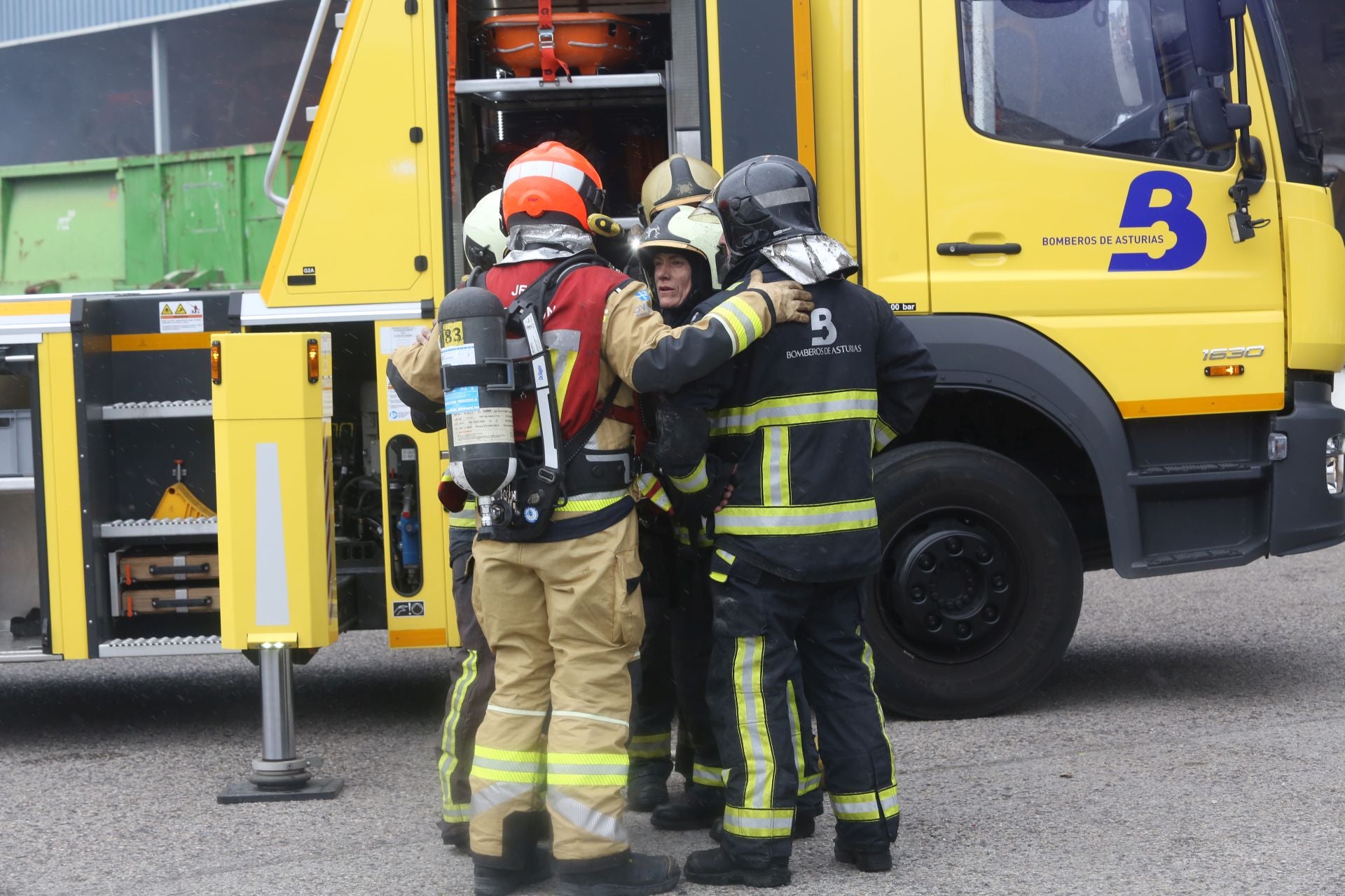 Así ha sido el pavoroso incendio en Silvota que ha calcinado dos empresas