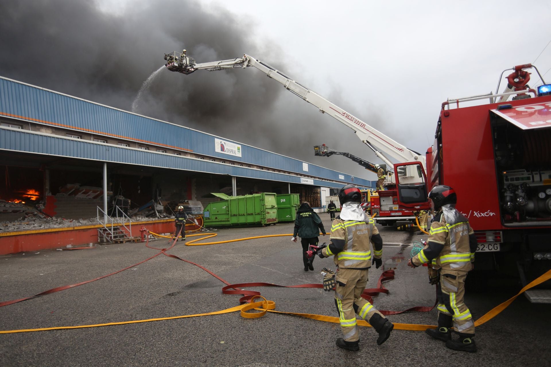 Así ha sido el pavoroso incendio en Silvota que ha calcinado dos empresas