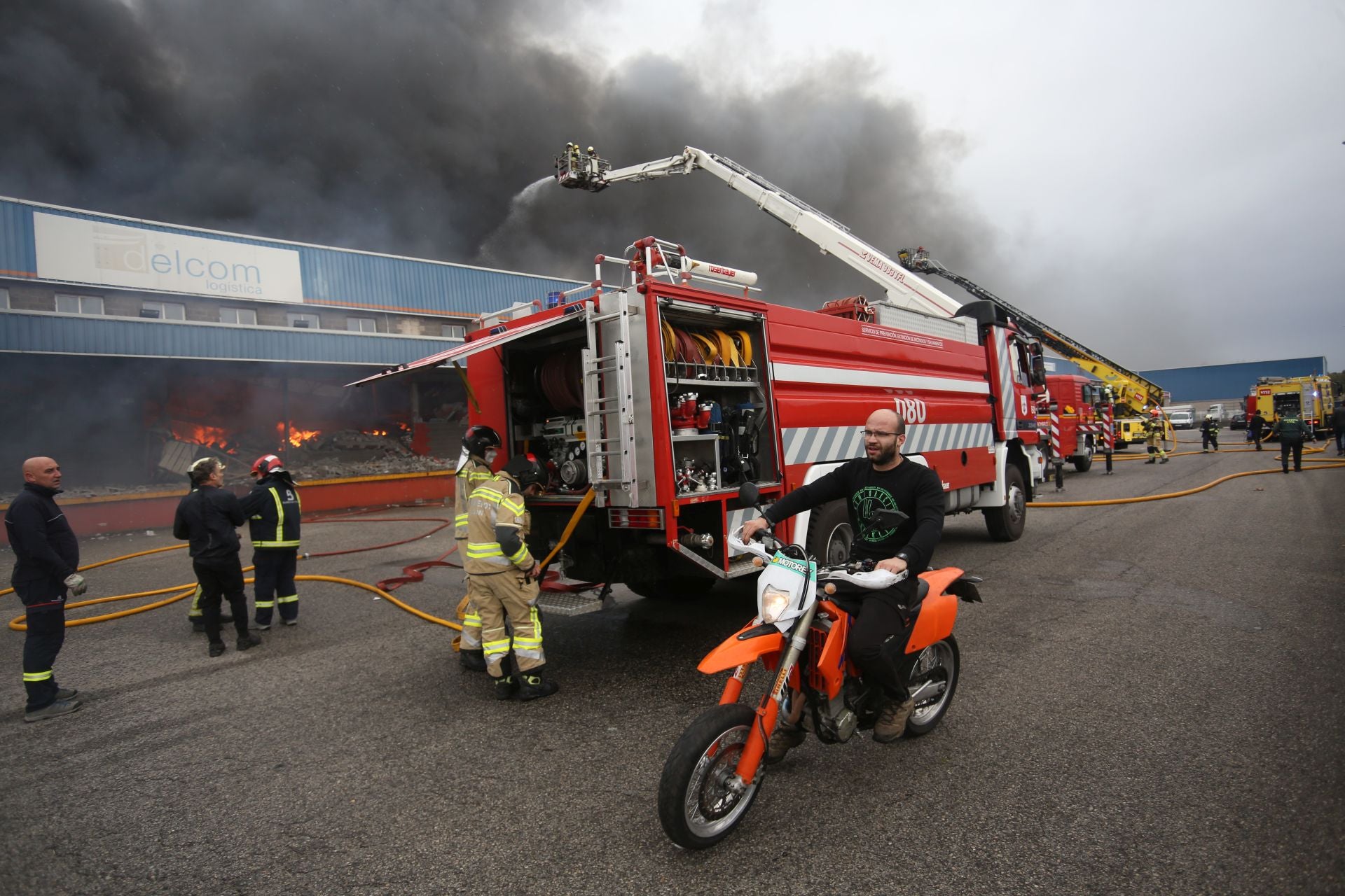 Así ha sido el pavoroso incendio en Silvota que ha calcinado dos empresas