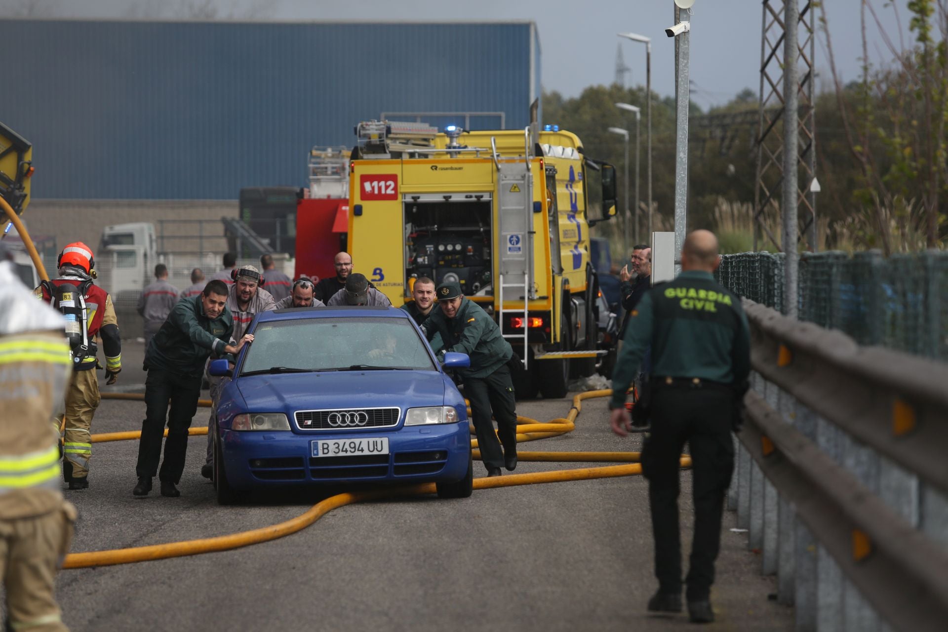 Así ha sido el pavoroso incendio en Silvota que ha calcinado dos empresas