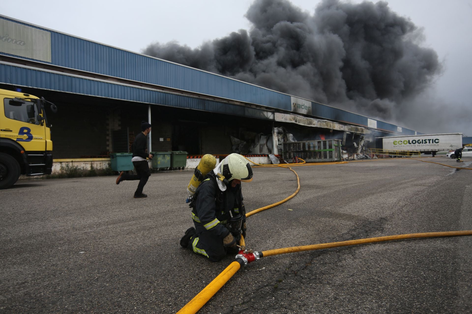 Así ha sido el pavoroso incendio en Silvota que ha calcinado dos empresas