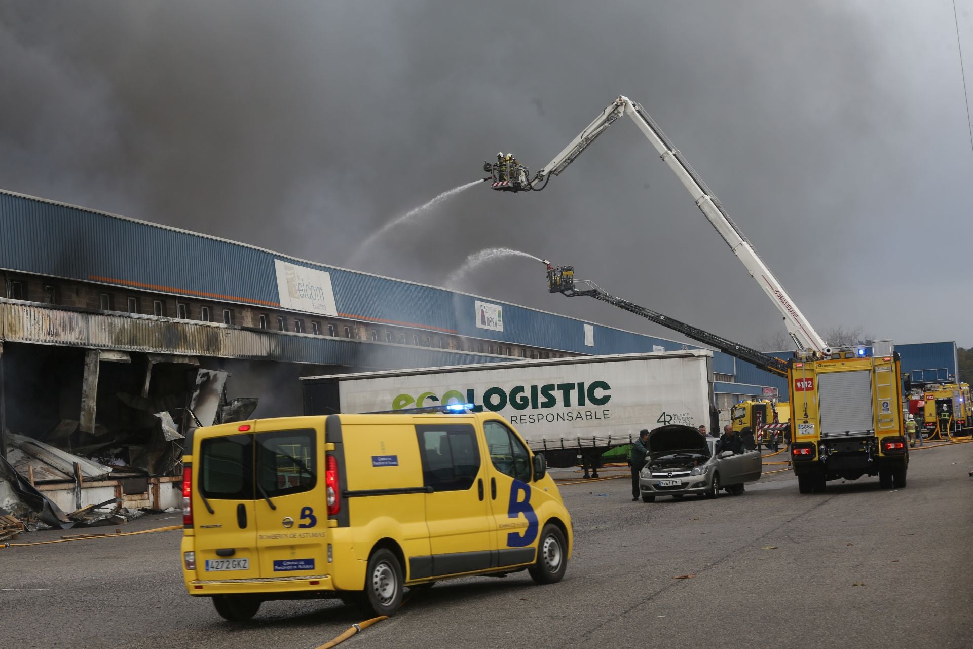 Así ha sido el pavoroso incendio en Silvota que ha calcinado dos empresas