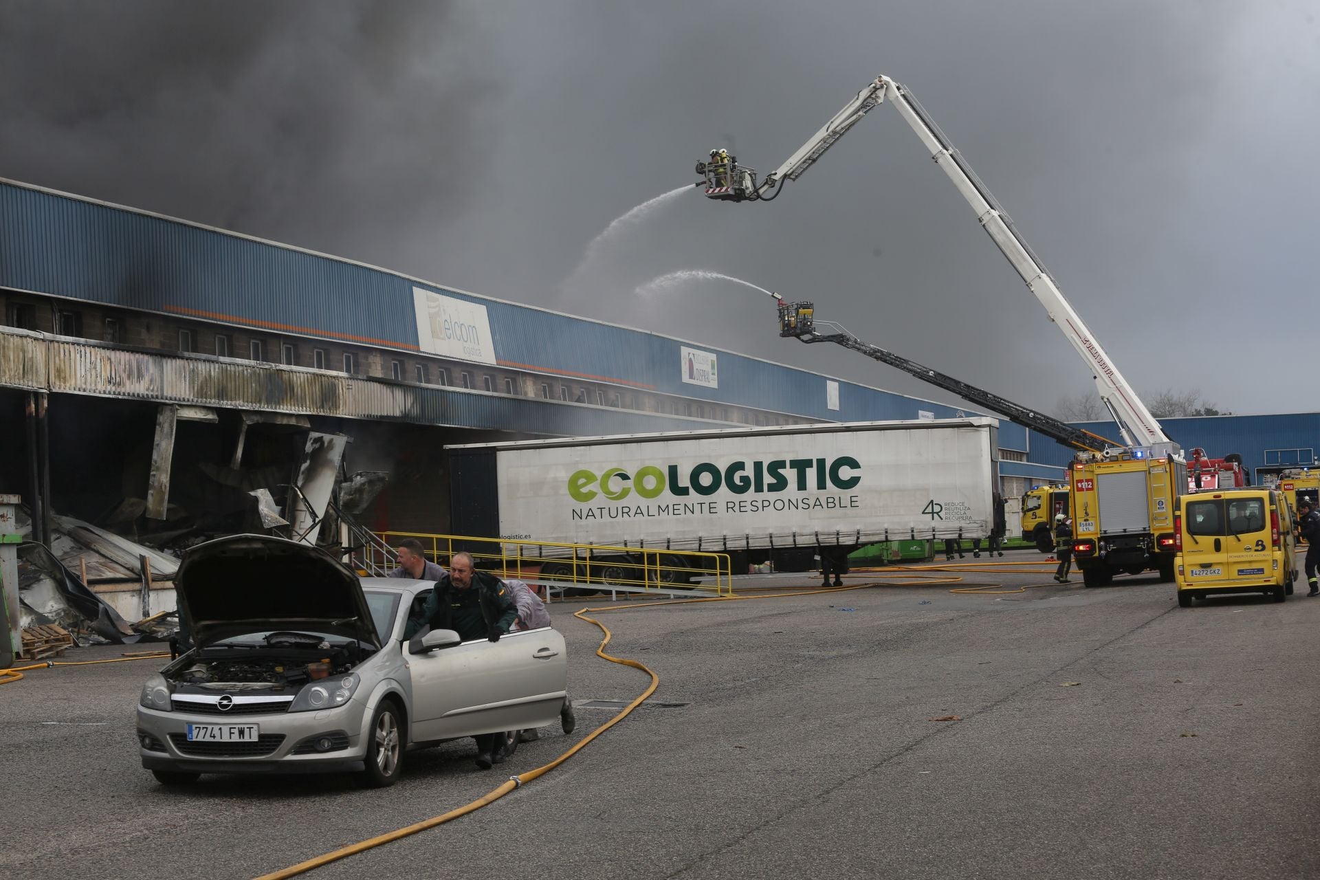 Así ha sido el pavoroso incendio en Silvota que ha calcinado dos empresas