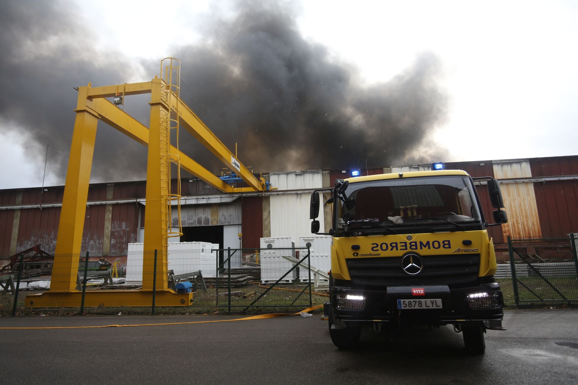 Así ha sido el pavoroso incendio en Silvota que ha calcinado dos empresas