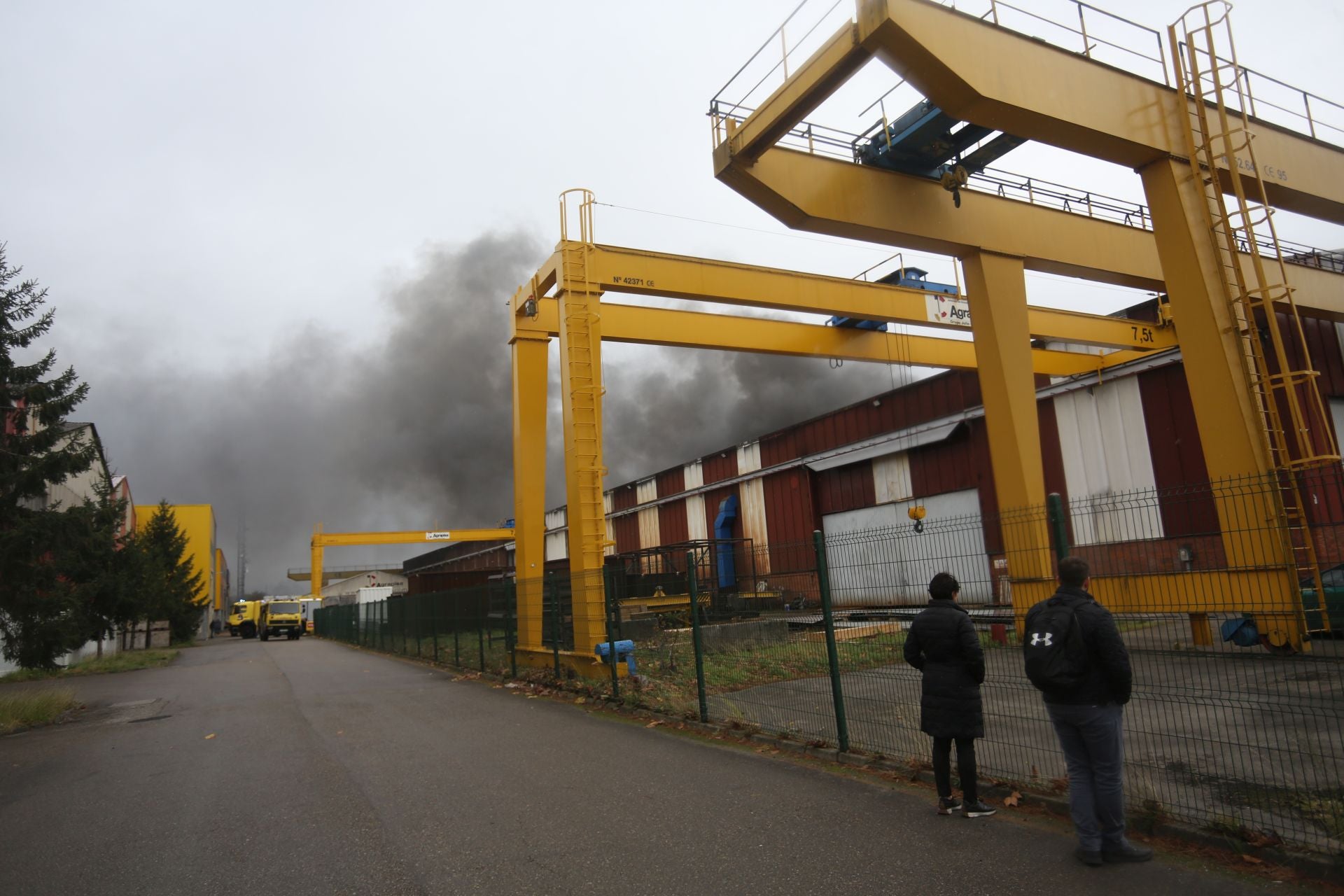 Así ha sido el pavoroso incendio en Silvota que ha calcinado dos empresas