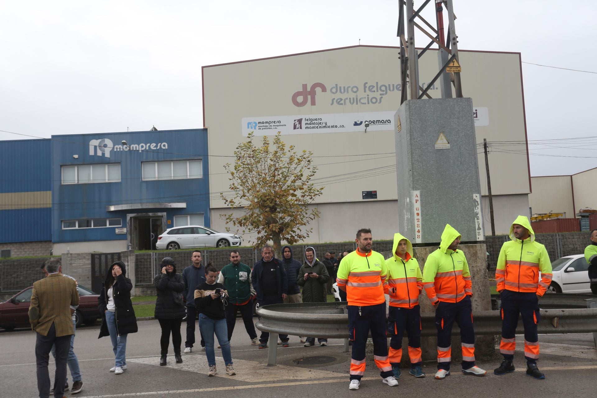 Así ha sido el pavoroso incendio en Silvota que ha calcinado dos empresas