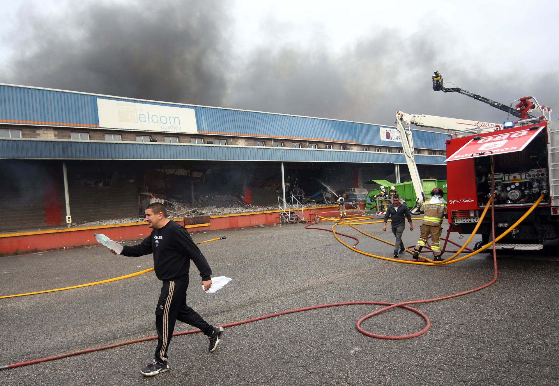 Así ha sido el pavoroso incendio en Silvota que ha calcinado dos empresas