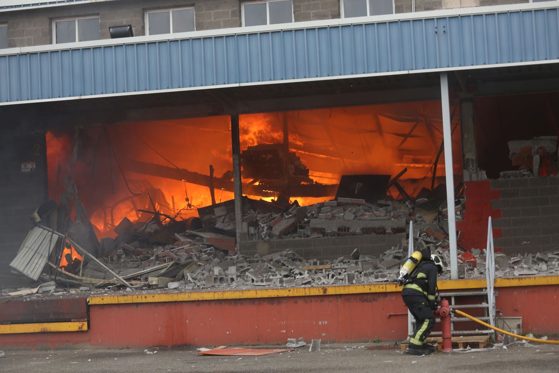 Así ha sido el pavoroso incendio en Silvota que ha calcinado dos empresas