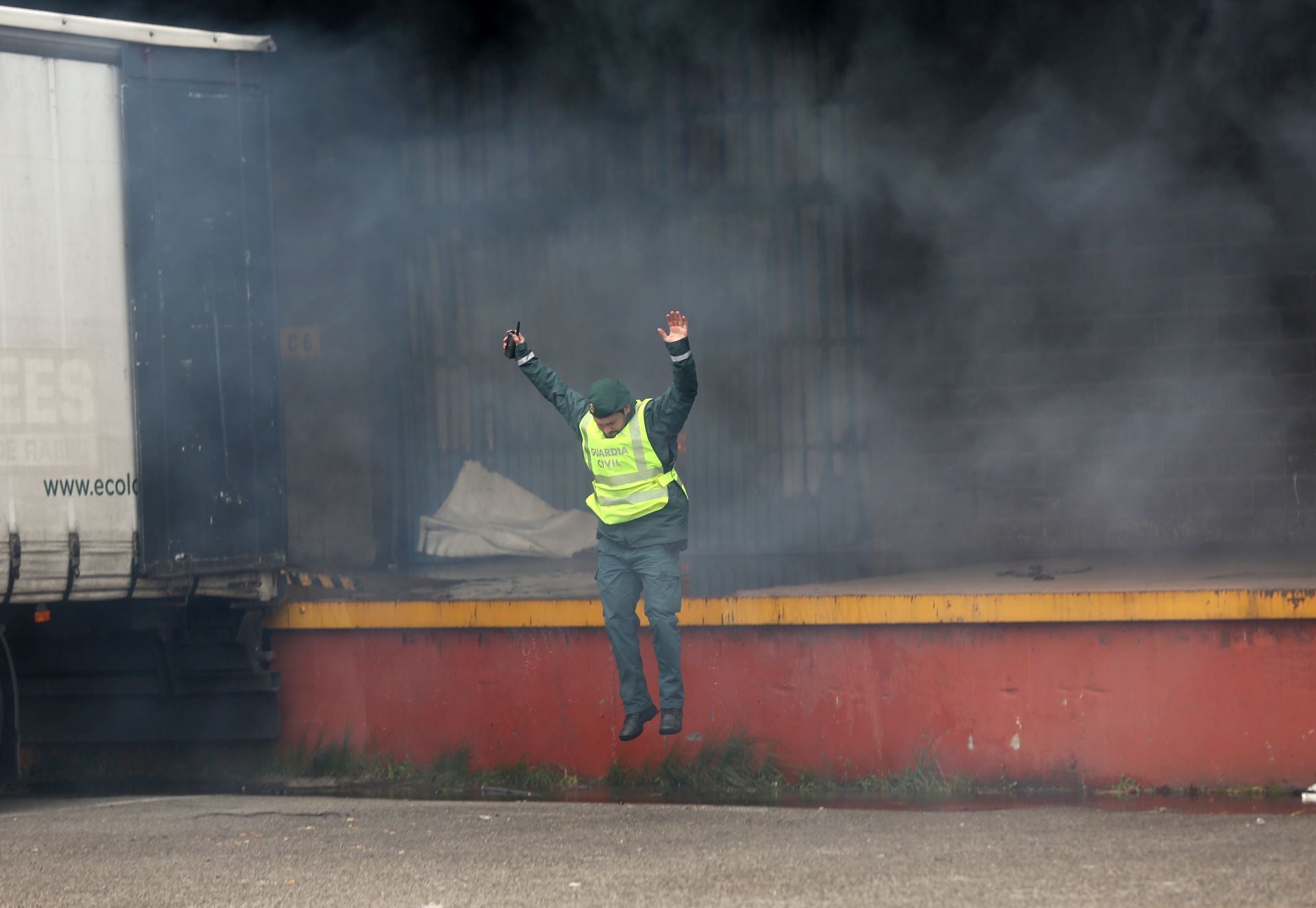 Así ha sido el pavoroso incendio en Silvota que ha calcinado dos empresas