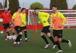 Róber Pier, durante un entrenamiento con el Sporting de Gijón en Mareo.