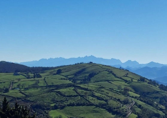 Vistas hacia Picos de Europa desde el recorrido circular que une el Monasterio de Valdedios con el Altu de la Campa, en Villaviciosa