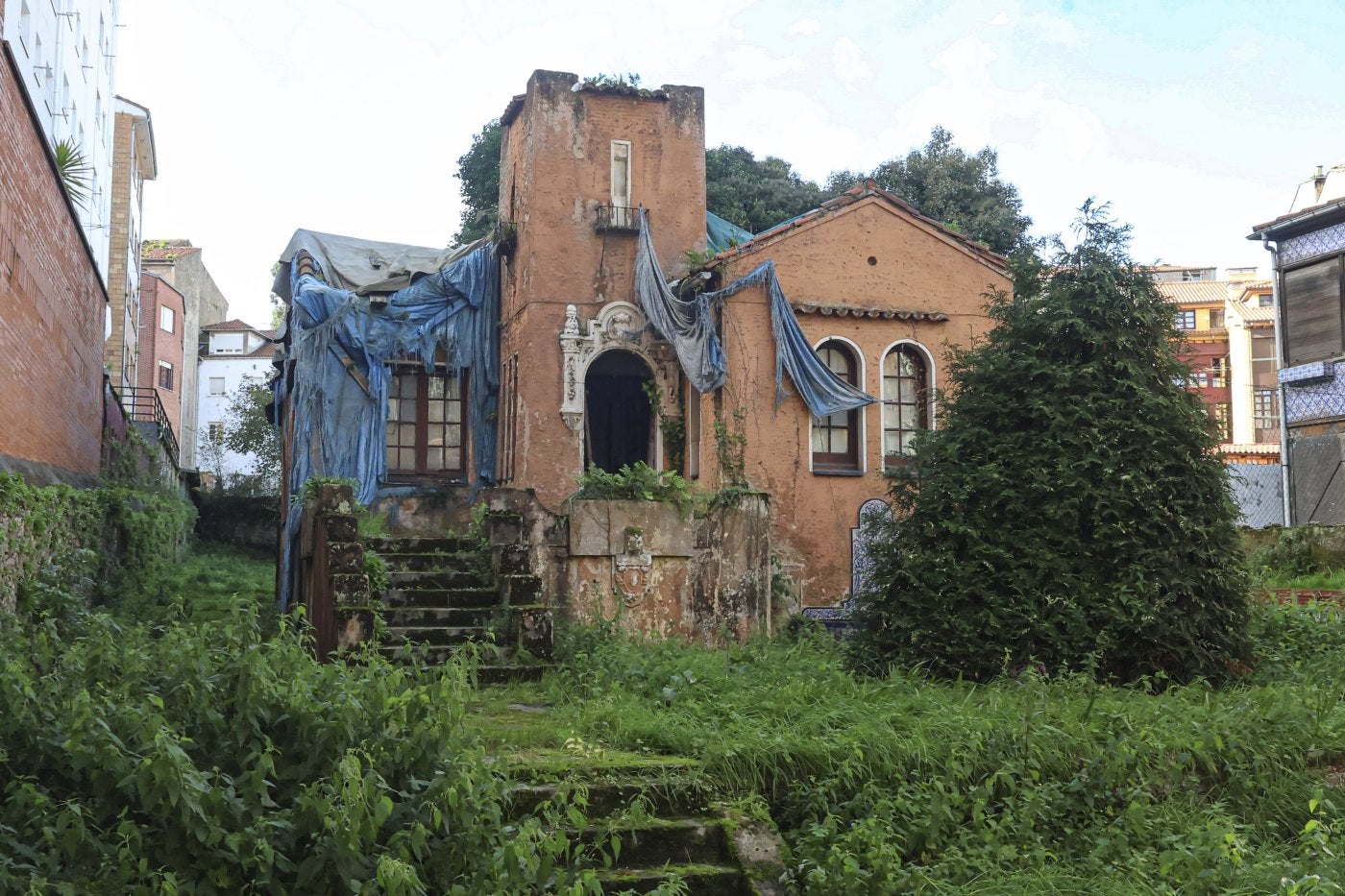 El deterioro de Los 7 Enanitos, un edificio histórico y catalogado, es más que evidente.