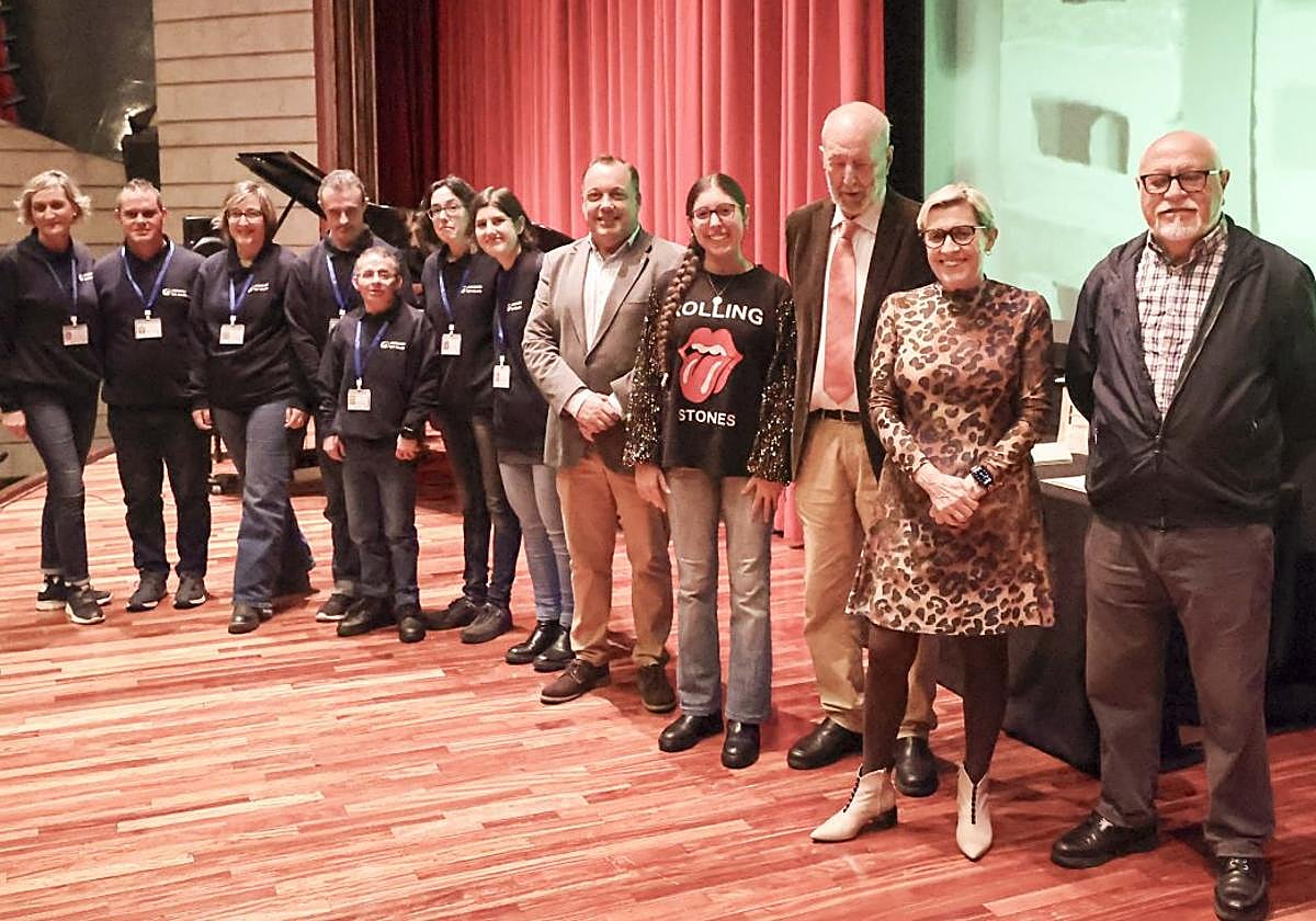 Los guías de Rey Pelayo, Pelayo García, la hija de María José Menéndez, y los voluntarios mayores de 65 galardonados en la Gala del Voluntariado de Avilés.