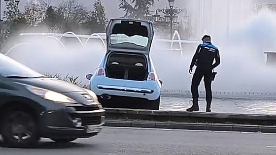 El coche acabó dentro de la fuente ovetense.
