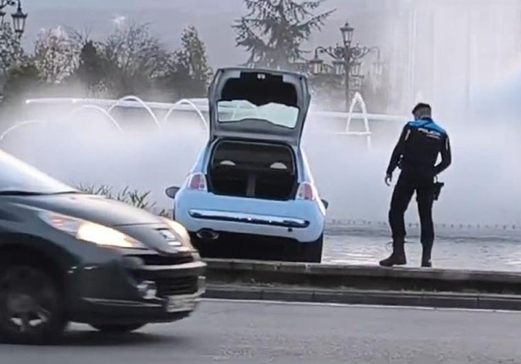 El coche acabó dentro de la fuente ovetense.