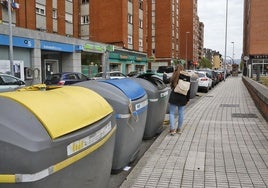 Contenedores de recogida selectiva de residuos en Gijón.