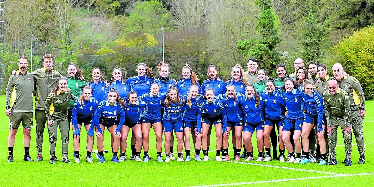 El Oviedo Femenino, sobre el césped de El Requexón, preparado para un entrenamiento.