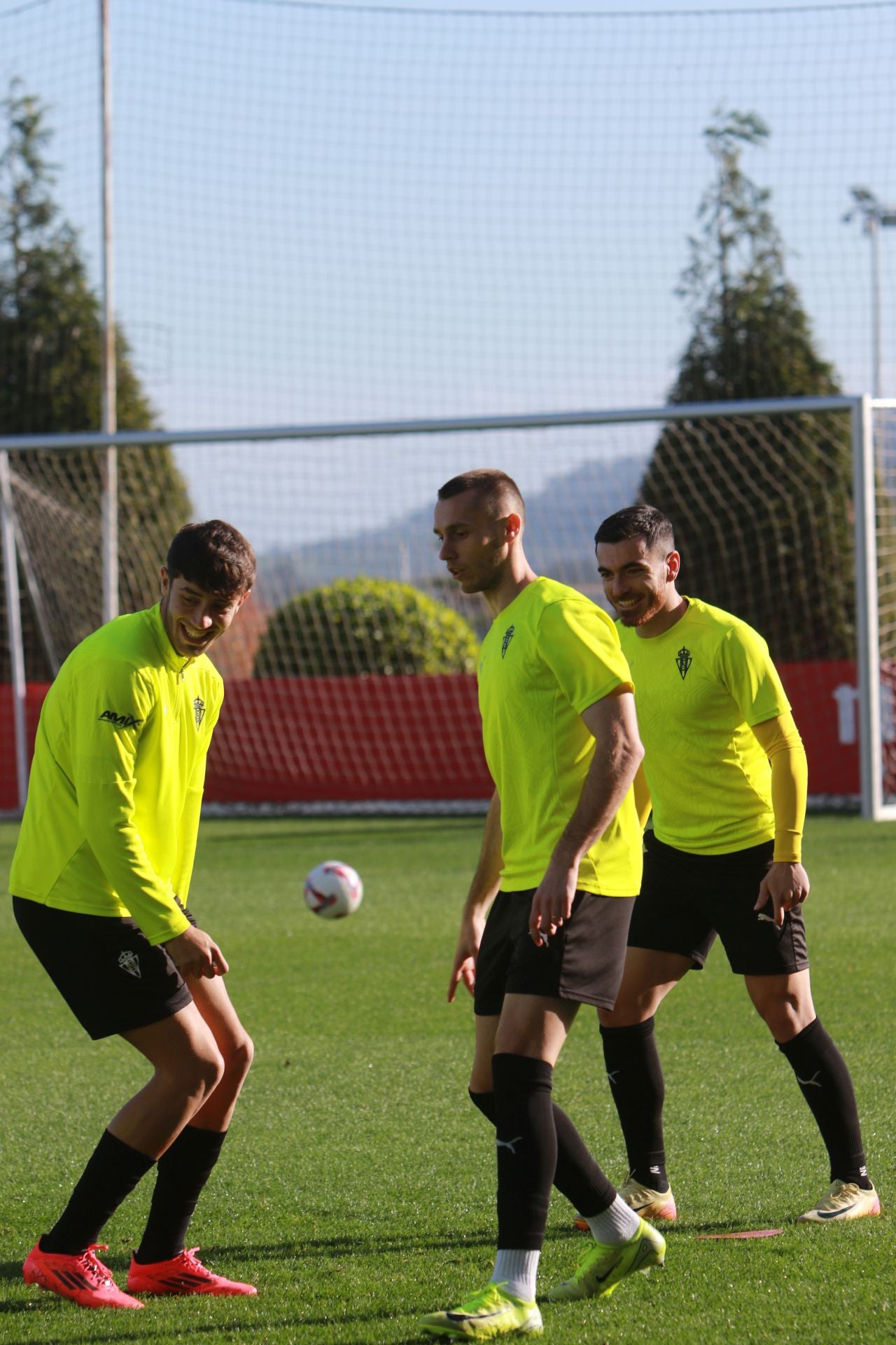 El Sporting se entrena en Mareo con la vista puesta en Riazor