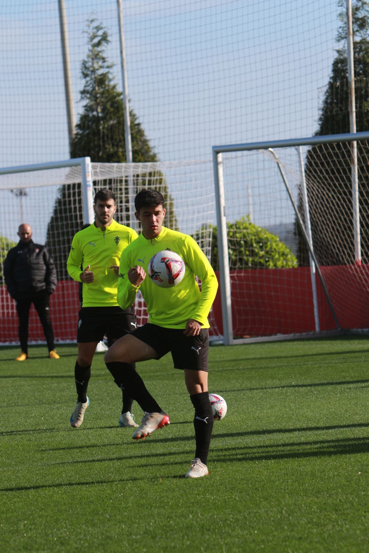 El Sporting se entrena en Mareo con la vista puesta en Riazor