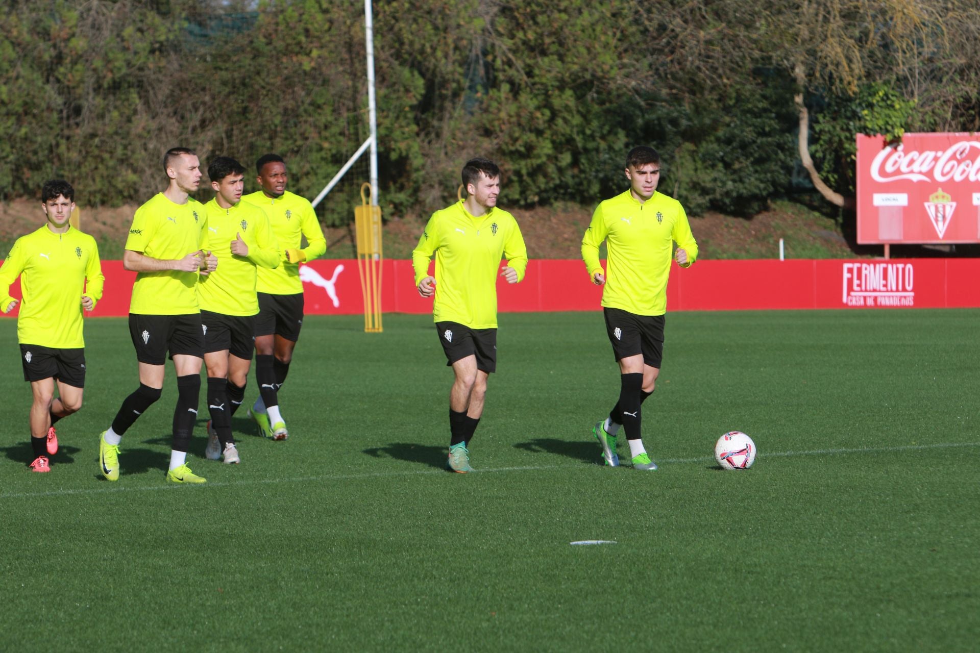 El Sporting se entrena en Mareo con la vista puesta en Riazor
