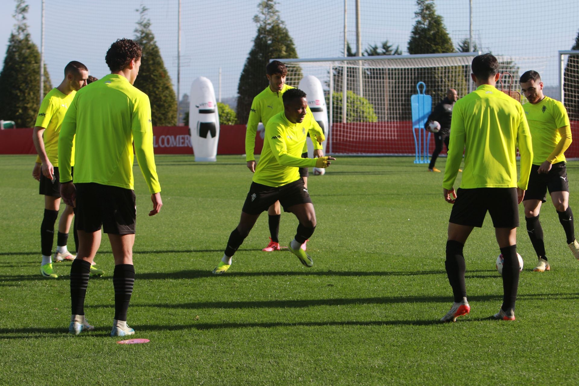 El Sporting se entrena en Mareo con la vista puesta en Riazor