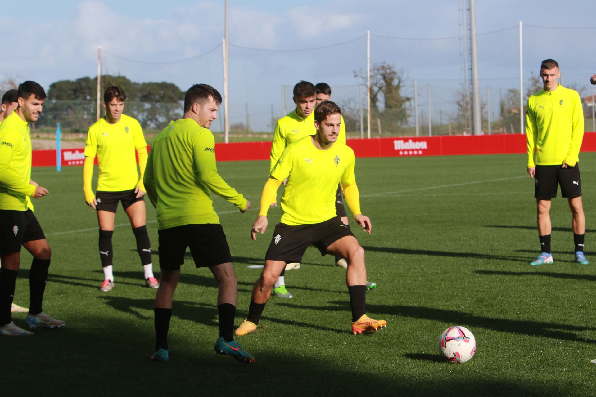 El Sporting se entrena en Mareo con la vista puesta en Riazor