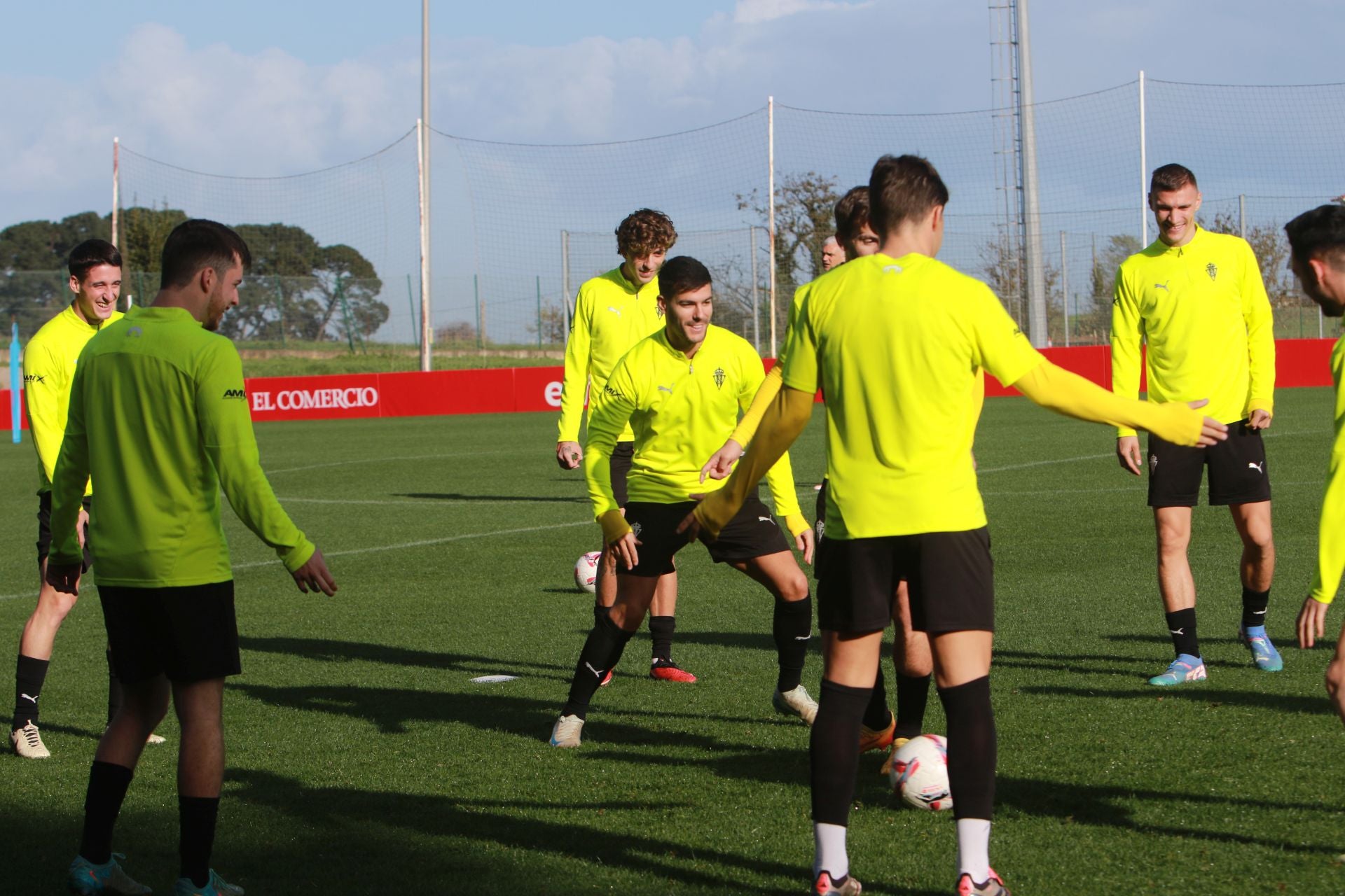 El Sporting se entrena en Mareo con la vista puesta en Riazor