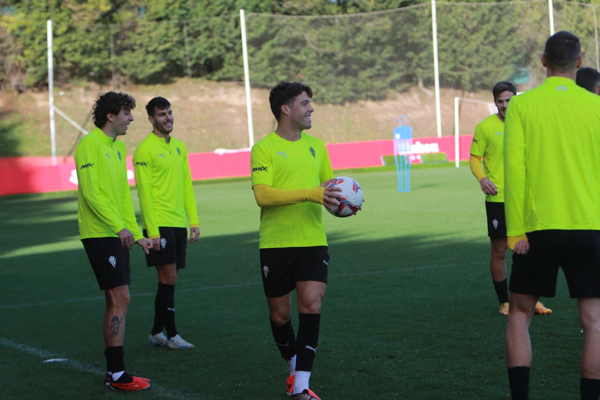 El Sporting se entrena en Mareo con la vista puesta en Riazor