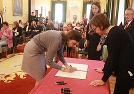 María Mitre y la alcaldesa, durante la firma del nuevo convenio.