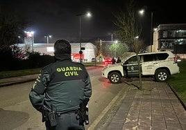 Efectivos de la Guardia Civil desplegados en Luanco esta semana para evitar que familiares del reo que se ha suicidado fueran agredidos.