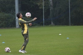 Javi Calleja, durante un entrenamiento del Real Oviedo.