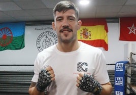 Joel Álvarez, luchador de la UFC, en una pausa de su entrenamiento en el Gimnasio Tíbet, en Gijón.