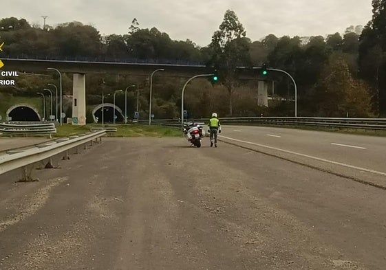 Conduce varios kilómetros borracho, drogado y en sentido contrario por la autovía Minera