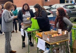 Alumnos del colegio Baudilio Arce y el IES Fleming en el mercadillo organizado con motivo de la Semana Europea de la Prevención de Residuos.