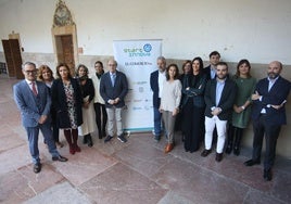 De izquierda a derecha, Emilio Sánchez (Nalón Innova, Química del Nalón); Ángeles Luengo (IESDoctor Fleming); Carmen Robles (Cámara de Comercio de Oviedo); Jorgelina Expósito (Fundación EDP); Irene González (Colegio Internacional de Meres); Alfonso López (Universidad de Oviedo); Ursinio Fernández (Cartonajes VIR); Liliana Valdés (Caja Rural de Asturias); Susana Pérez (Universidad de Oviedo); Salomé González (Gonvarri Asturias); Carlos González-Lamuño (FADE); Carlos Pendás (Gonvarri Asturias); Verónica Álvarez (CEEI); y Diego Oliveira (EL COMERCIO). mario rojas