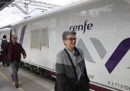 Viajeros apeándose en Gijón en un AVE S-106 de Renfe.