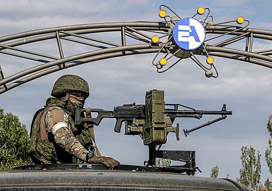 Un soldado ruso, en las inmediaciones de la ciudad ucraniana de Mariupol.