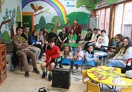 Grupo de scouts del Colegio San Miguel reunido el pasado sábado en su sede de Pumarín.