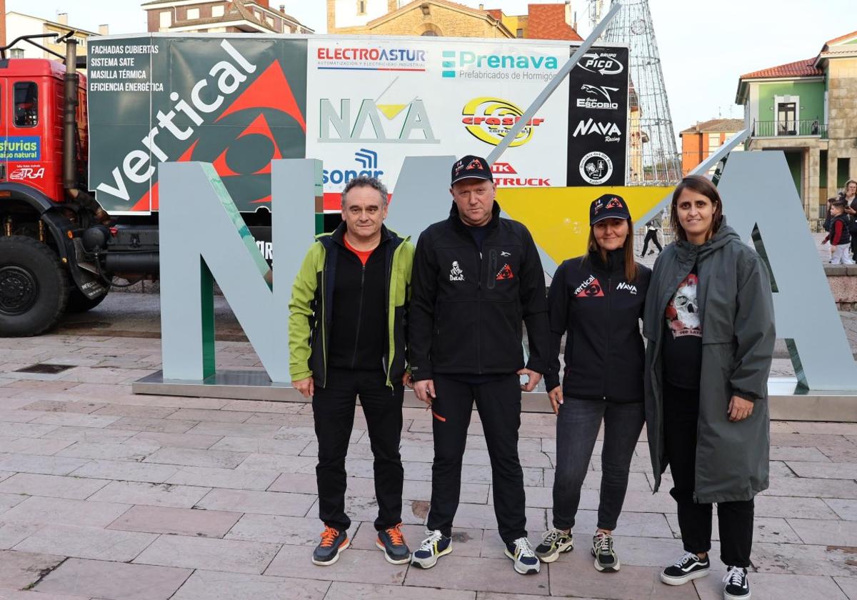 Jaime Martínez y Raquel Peláez, entre el alcalde de Nava, Juan Cañal, y la directora general de Actividad Física y Deporte, Manuela Fernández. Detrás, el camión que el equipo se llevará al Dakar.