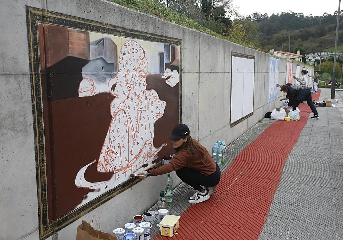 La artista Paula Rodríguez da forma a su obra, dedicada a los afectados de la DANA, en la que ve a una niña con su perro intentando salir del barro.