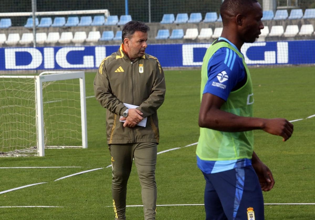 Javier Calleja, con Rahim en primer plano, durante el entrenamiento de ayer en El Requexón.